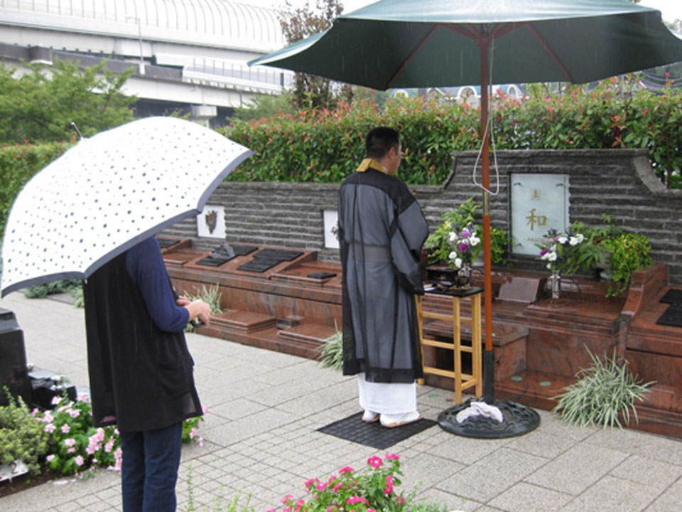 春秋の年2回合同供養祭を行います。